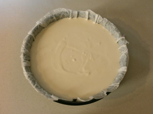 versare crema sulla base biscotto