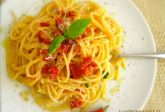 Spaghetti con acciughe e pomodori secchi
