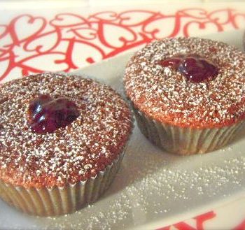muffin con marmellata ai frutti di bosco