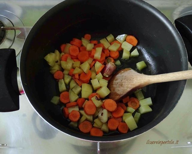 aggiungere patate e carote