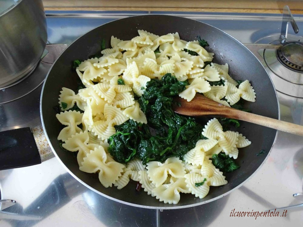 mantecare pasta con spinaci