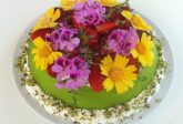 torta con fiori freschi