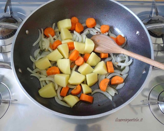 aggiungere carote e patate