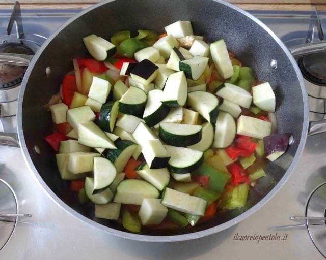 aggiungere melanzane e zucchine