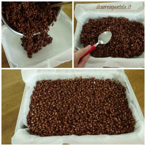 versare riso soffiato al cioccolato nella teglia