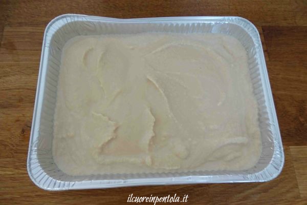 mettere gelato in una vaschetta