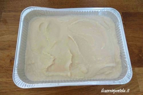 mettere il gelato in una vaschetta rettangolare