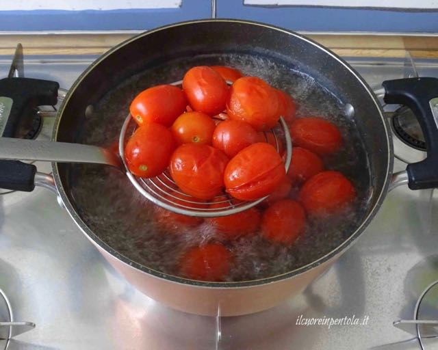 sbollentare pomodori