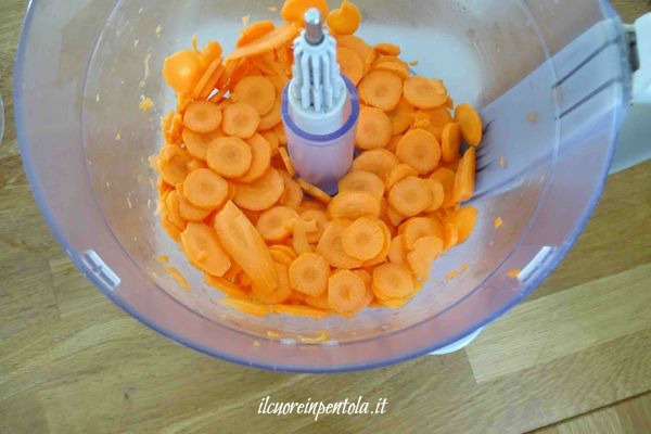 pelare e affettare carote