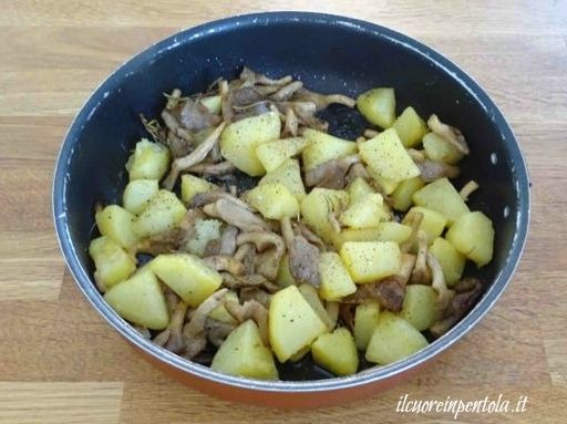 cuocere patate e funghi al forno