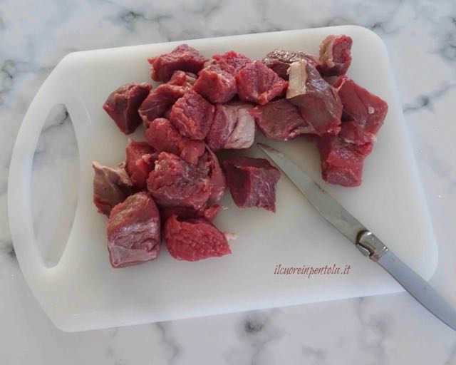 tagliare carne