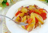 patata al forno con cipolle e pomodori