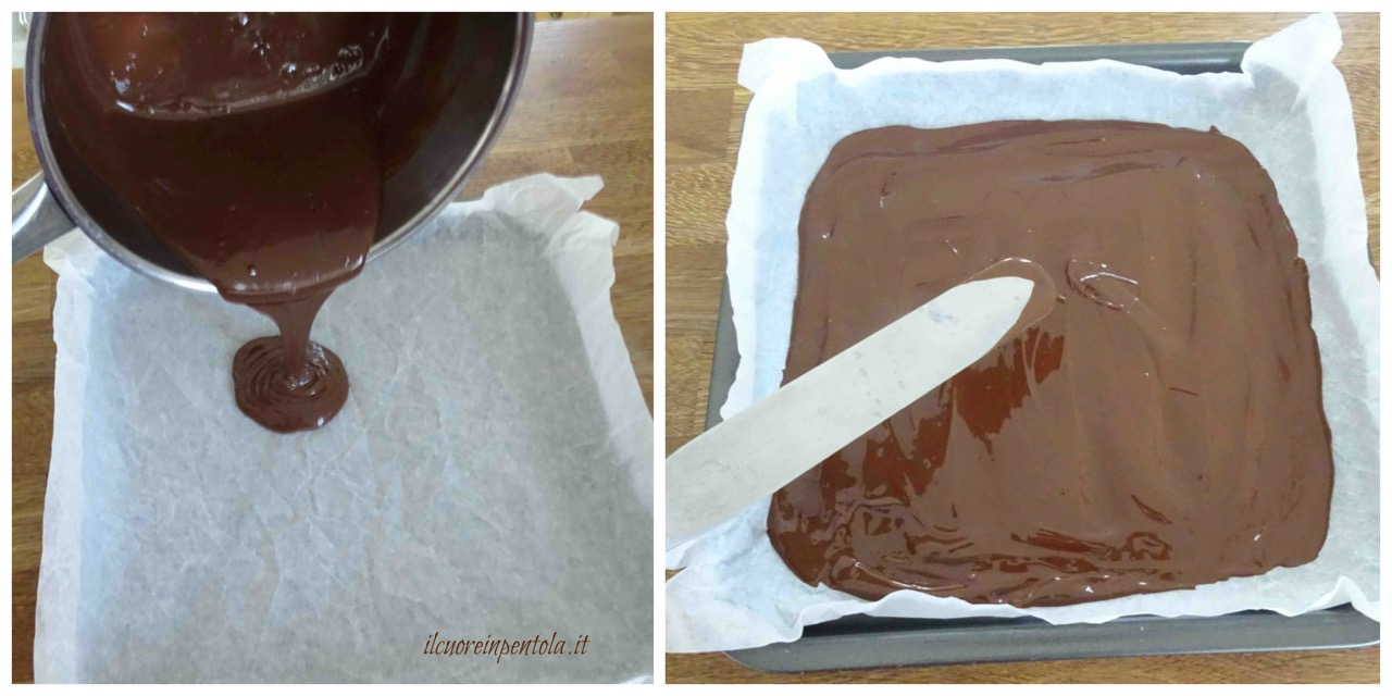 versare cioccolato nella teglia