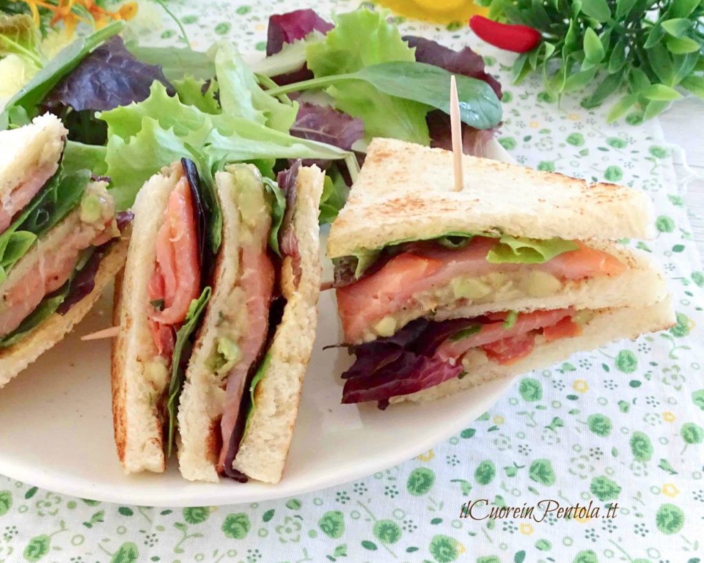 club sandwich al salmone e avocado