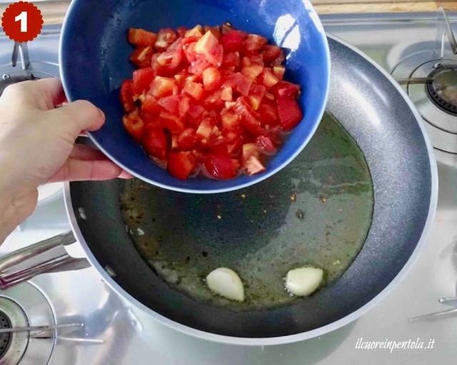 preparare soffritto e aggiungere pomodori a pezzetti