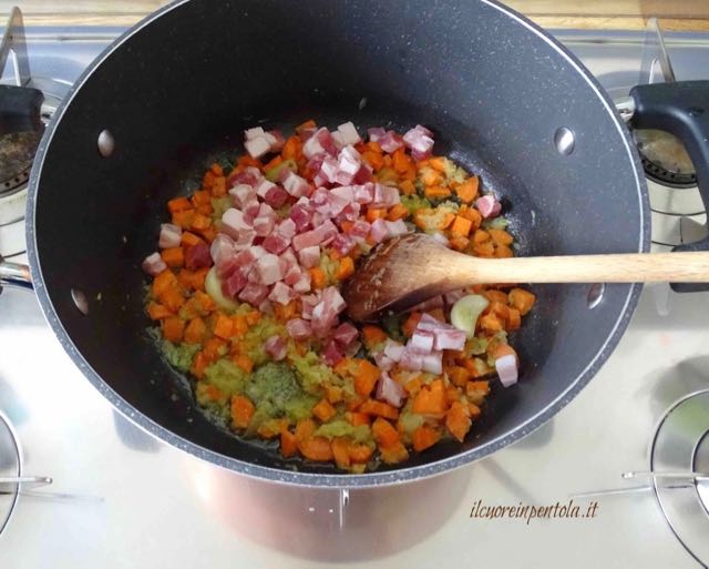 aggiungere sedano, carota e pancetta