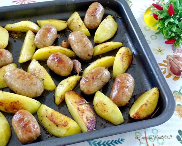 salsiccia e patate al forno