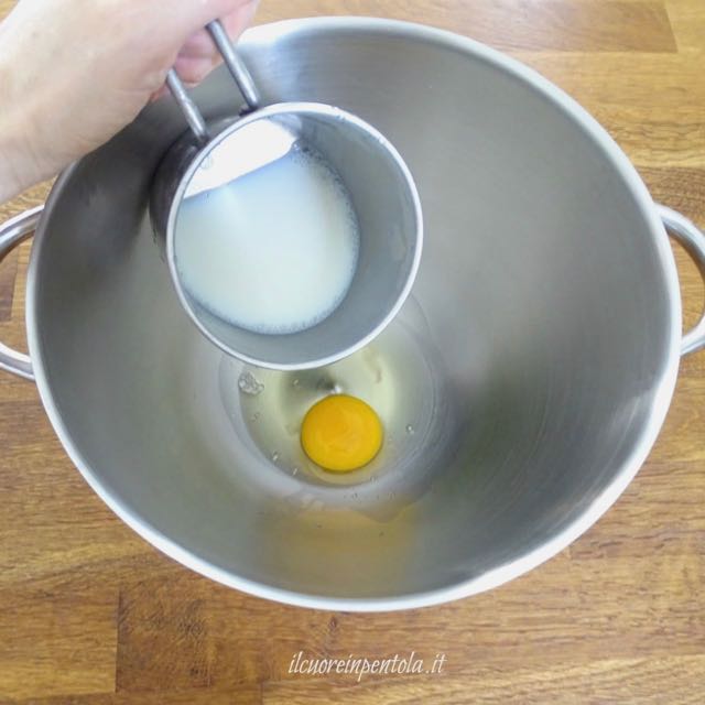 mescolare uova, latte e olio