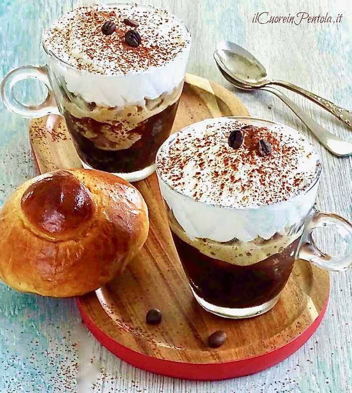 Granita típica de café siciliano com creme de perto