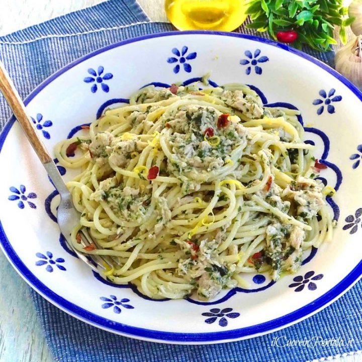 Spaghetti al tonno: la ricetta in bianco al profumo di limone