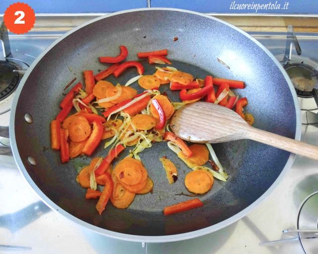 aggiungere carote e peperone