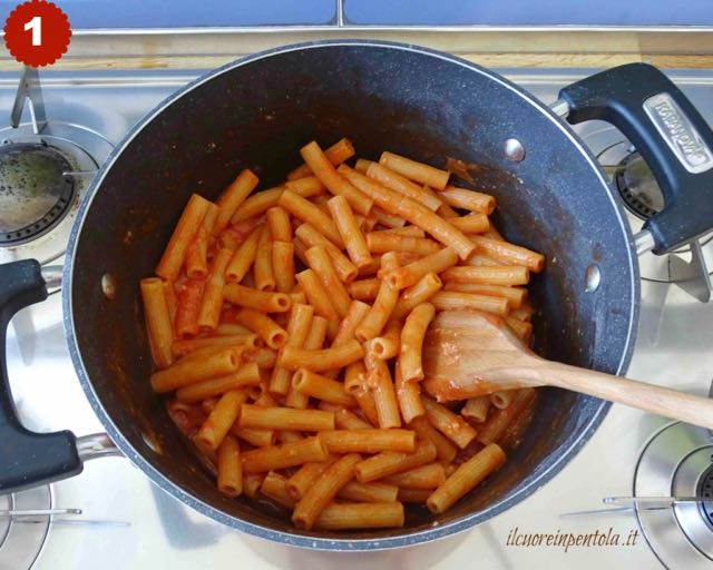 condire pasta con sugo di pomodoro