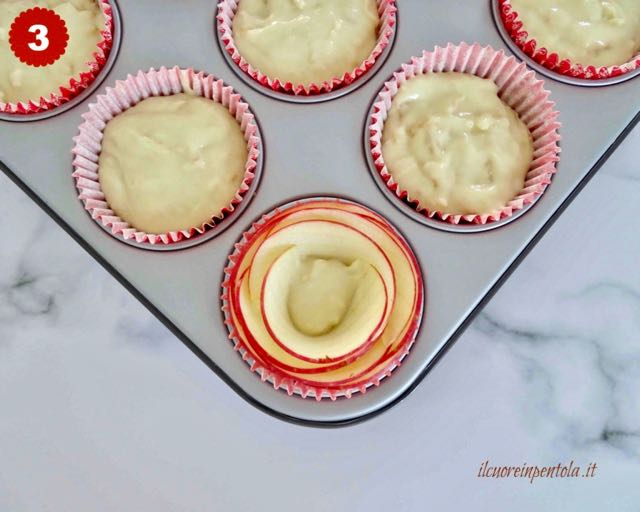 decorare muffin con mele a fettine