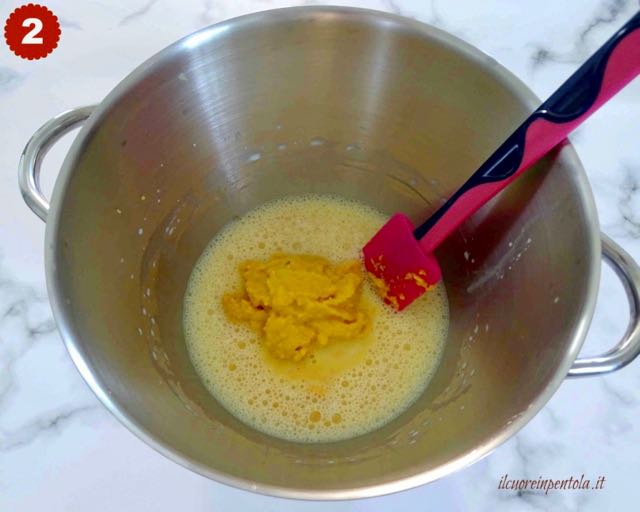 sbattere uova e latte e aggiungere crema di zucca
