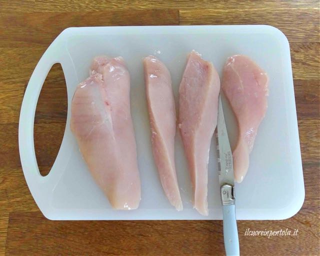 tagliare petto di pollo a strisce
