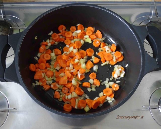 soffriggere cipolla e carote