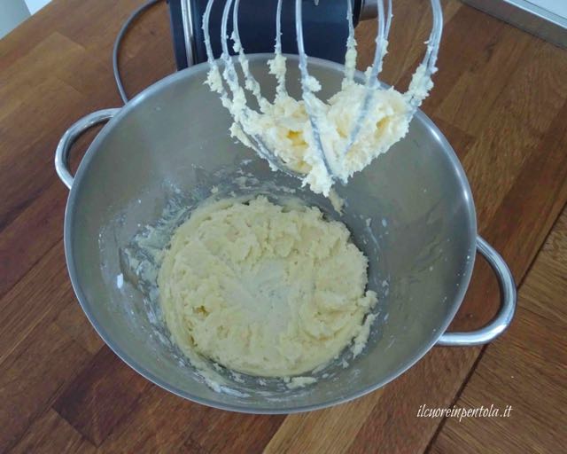 montare burro e zucchero a velo