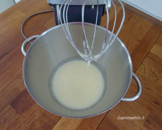 montare burro zucchero e uova