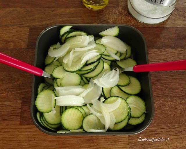 affettare zucchine e cipolla
